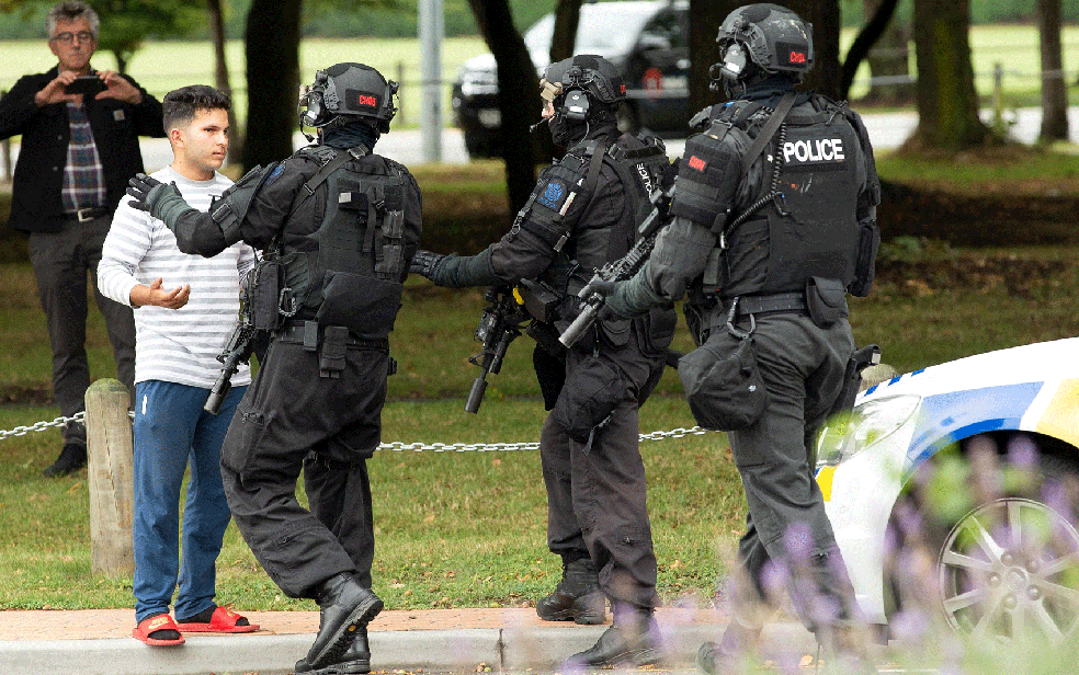Policiais tentam impedir circulaÃ§Ã£o de pessoas pelas ruas de Christchurch â Foto: SNPA / Martin Hunter / Reuters