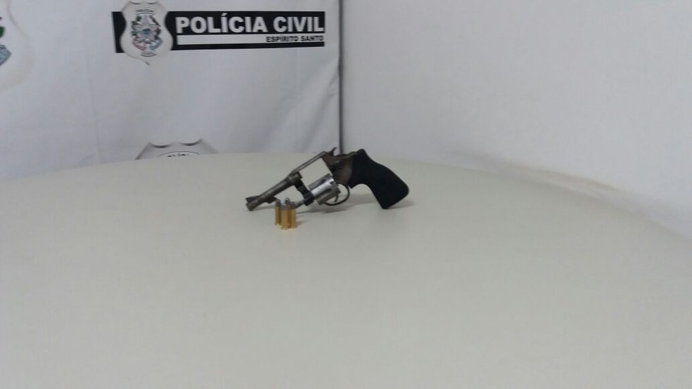 Arma foi apreendida com menor que confessou ter atirado em PM, no ES (Foto: Naiara Arpini/ G1 ES)