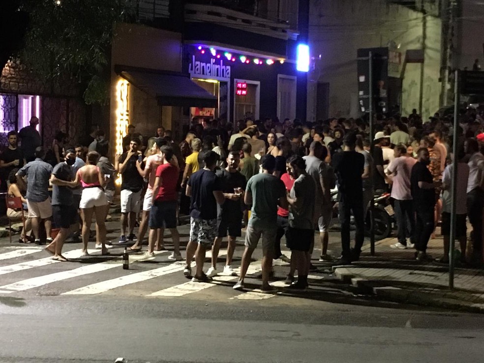 Aglomeração em frente a bares em rua do Centro de Florianópolis na noite de sábado — Foto: Polícia Militar/Divulgação