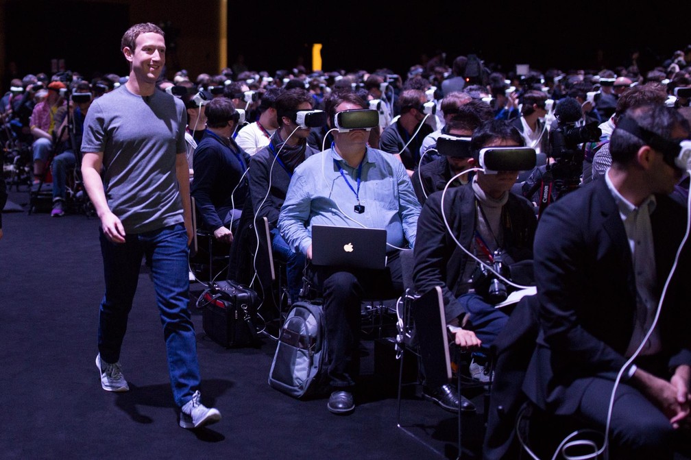 Mark Zuckerberg chega para a apresentação do Galaxy S7, em Barcelona, enquanto a plateia usa óculos de realidade virtual — Foto: Reprodução / Facebook