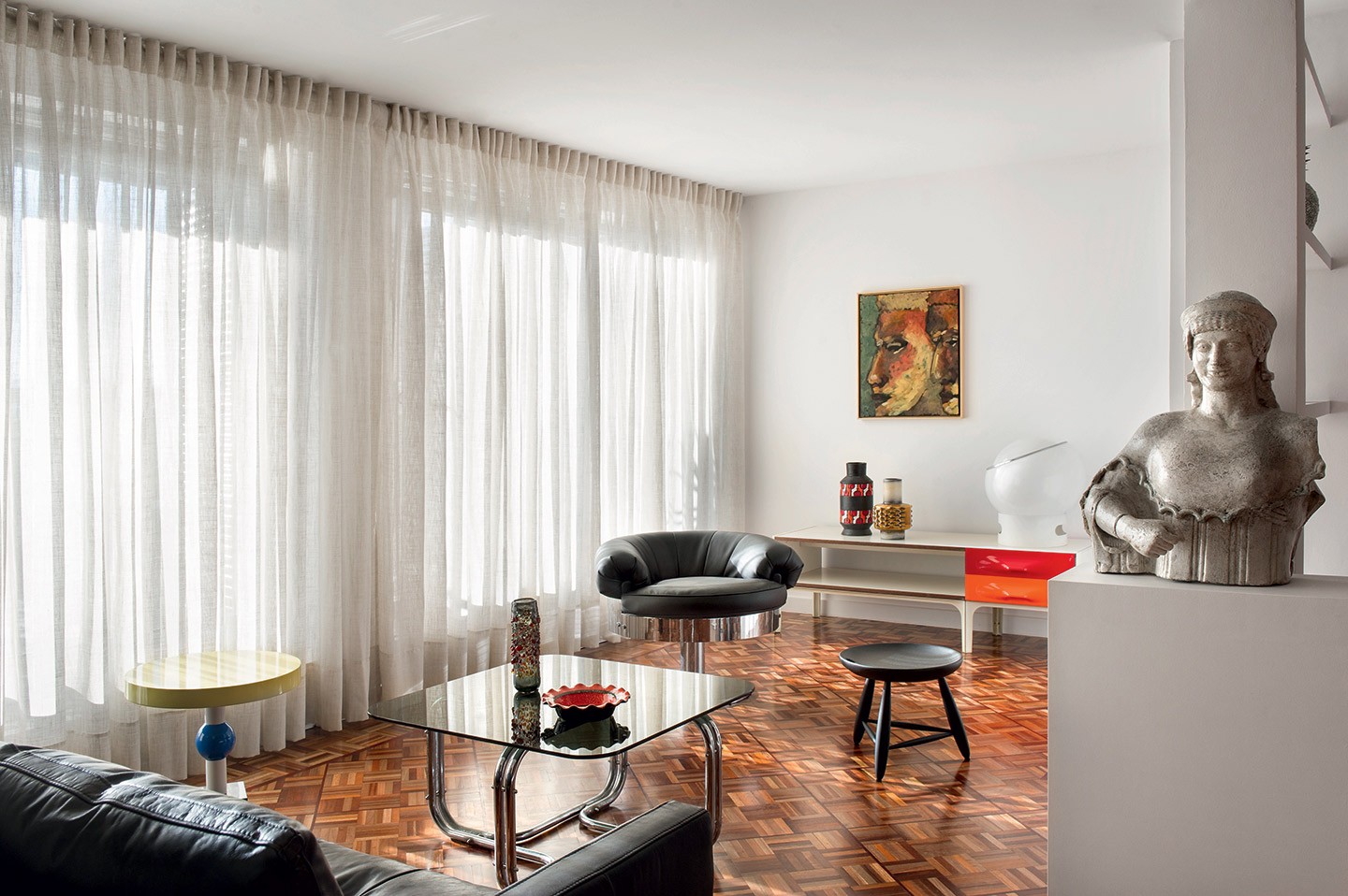 80 m² com decoração vintage e obras de arte (Foto: Vicugo Studio/divulgação)