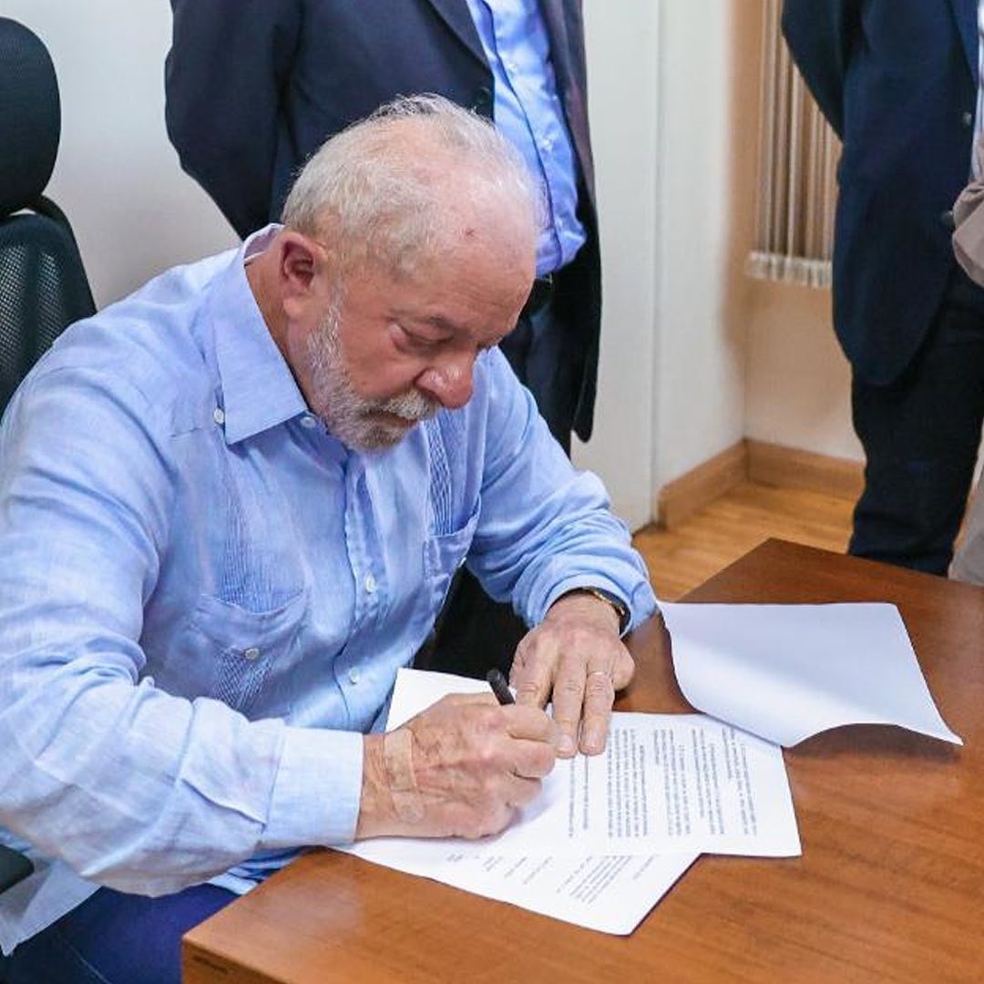 Lula assina o decreto de intervenção federal no Distrito Federal — Foto: Reprodução