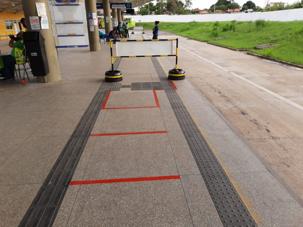 Passageiros devem manter distância mínima de dois metros antes de embarcar nos terminais de ônibus em Teresina — Foto: Divulgação/Strans