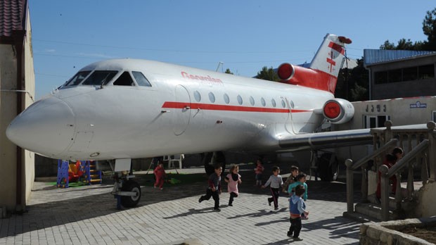 Aeronave foi comprada por diretor de escola em Rustavi. (Foto: Vano Shlamov/AFP)