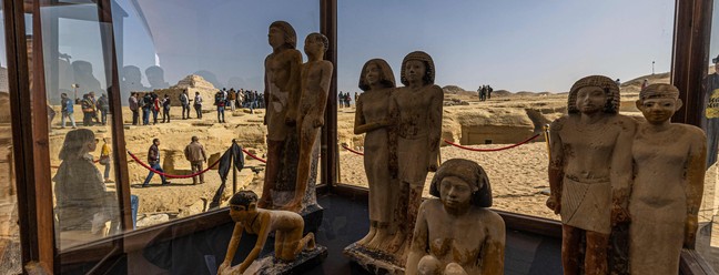 Descobertas foram feitas na necrópole de Saqqara, sítio arqueológico conhecido pela famosa pirâmide do faraó Djoser — Foto: Khaled DESOUKI