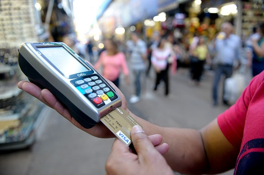 Consumidor tem atrasado pagamento de empréstimos, fatura do cartão e contas de luz e água