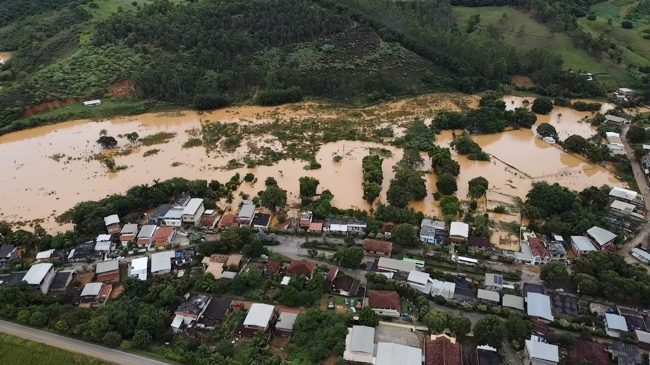 Mulher morre após ser arrastada pela água da chuva em Cataguases; veja vídeo e fotos de alagamentos