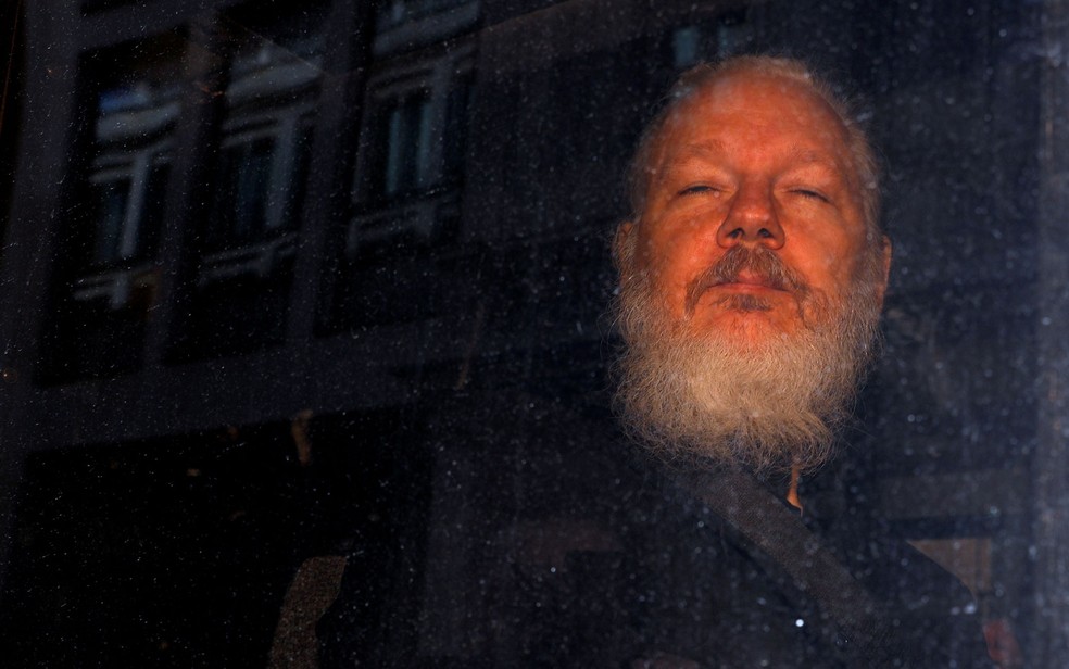 O ativista Julian Assange, pouco depois da sua prisão em abril deste ano — Foto: Reuters/Peter Nicholls