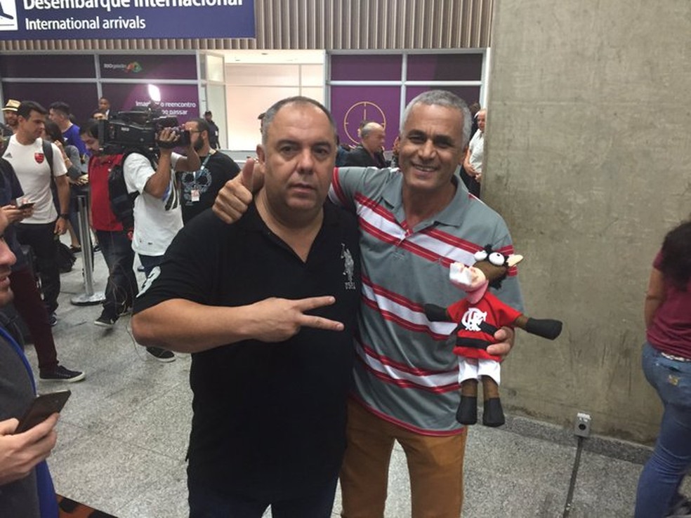Com moral com a torcida, Braz foi mais tietado do que alguns jogadores no desembarque &mdash; Foto: Thiago Lima