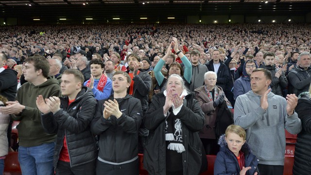 Torcidas do Liverpool e do Manchester United se unem em Anfield em corrente de aplausos para Cristiano Ronaldo