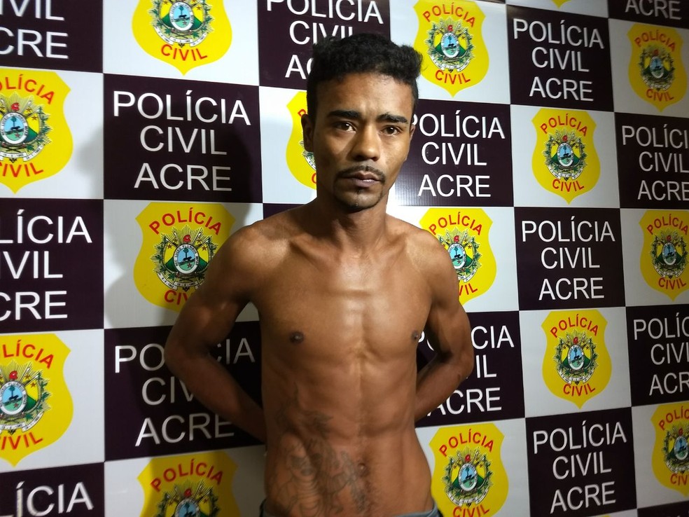 André de Souza Martins, de 28 anos, foi encontrado com uma pistola ponto 40 na Estrada de Porto Acre (Foto: Aline Nascimento/G1)