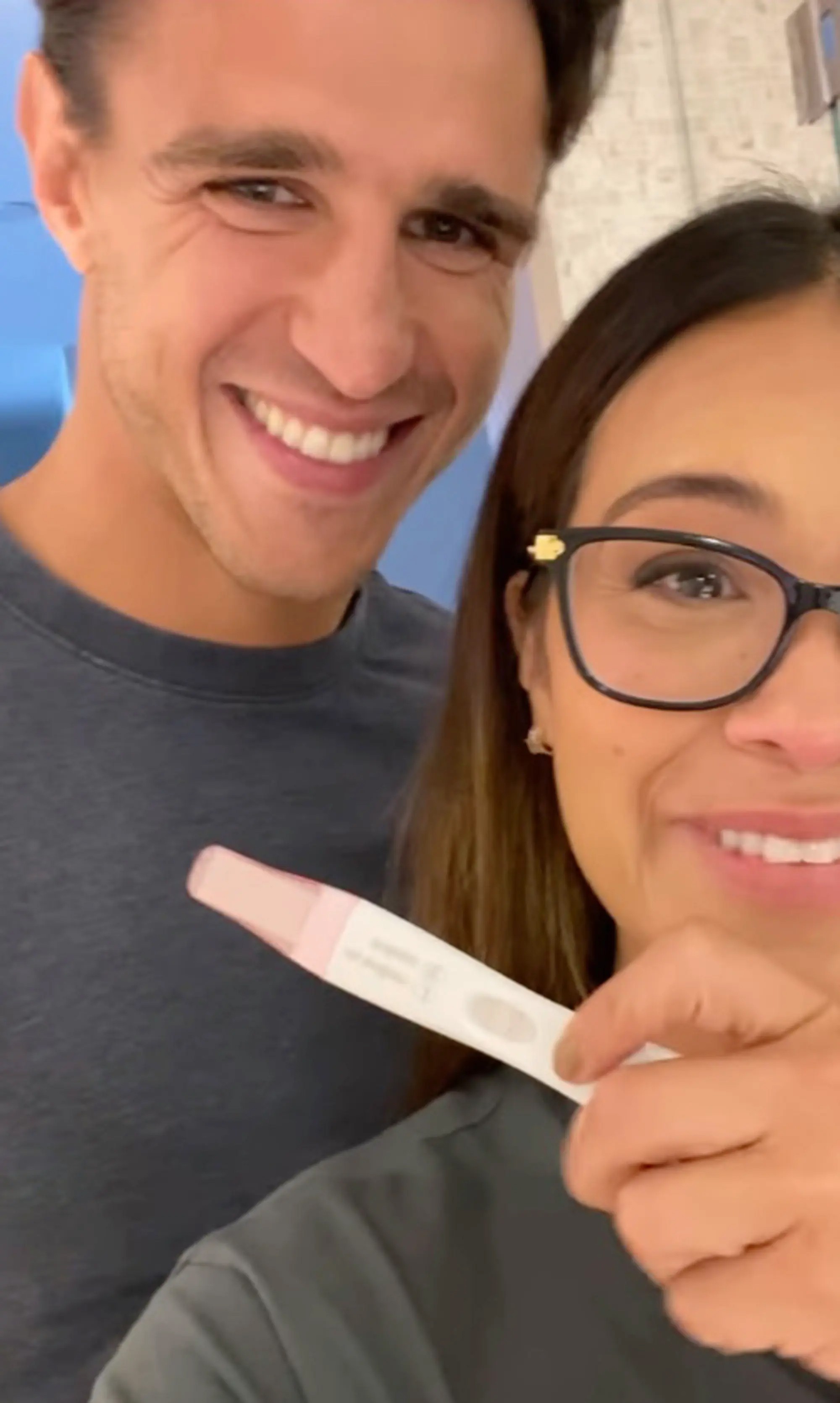 Gina Rodriguez e Joe LoCicero anunciaram a gravidez do primeiro filho deles em julho de 2022 (Foto: Reprodução / Instagram)