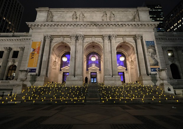 Biblioteca Pública de Nova York toda iluminada em prol da parceria entre Montblanc e Unicef (Foto: Divulgação)