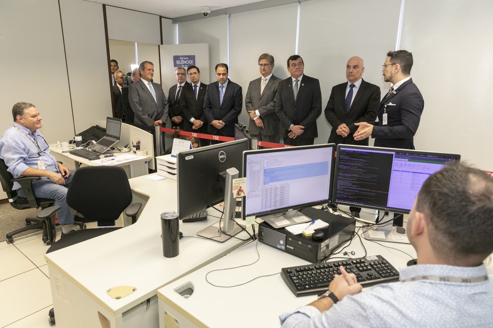 Alexandre de Moraes recebe entidades na sala de totalização dos votos — Foto: Foto: Alejandro Zambrana/Secom/TSE