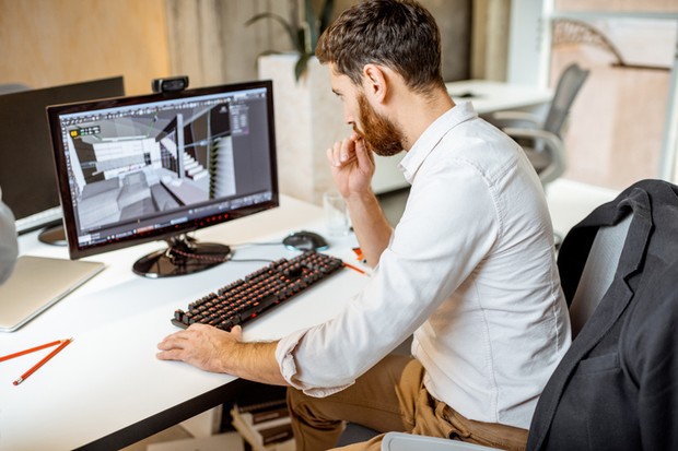 Thoughtful office employee working as an interior designer, 3d modeling on the computer in the office (Foto: Getty Images/iStockphoto)