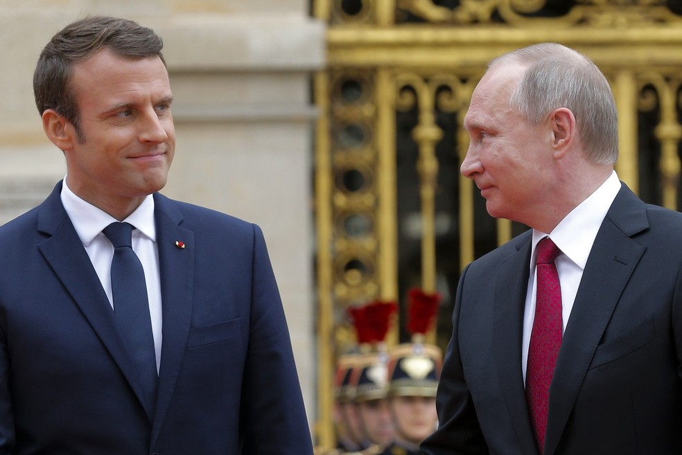 Emmanuel Macron e Vladimir Putin durante encontro no Castelo de Versailles, em 2016 (Foto: REUTERS/Alexander Zemlianichenko/Pool)