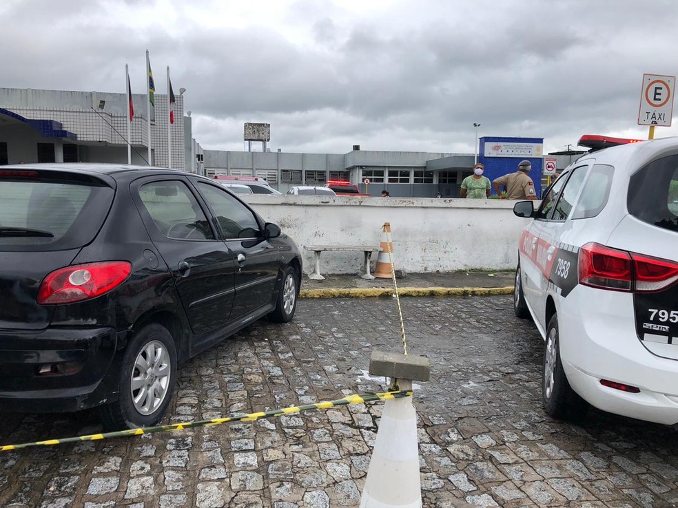 Ronaldo Tarcísio foi achado dentro do carro no estacionamento do Hospital Edson Ramalho, em João Pessoa — Foto: Felícia Arbex/TV Cabo Branco