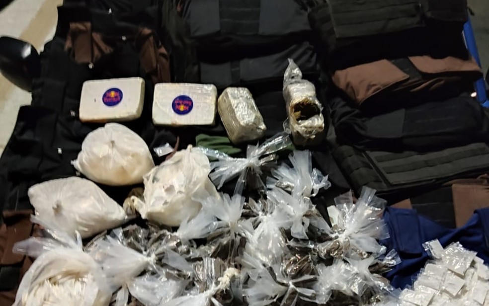 26 coletes bal&iacute;sticos e 4 mil por&ccedil;&otilde;es de coca&iacute;na s&atilde;o apreendidos em Salvador.  &mdash; Foto: Divulga&ccedil;&atilde;o / Secretaria de Seguran&ccedil;a P&uacute;blica da Bahia