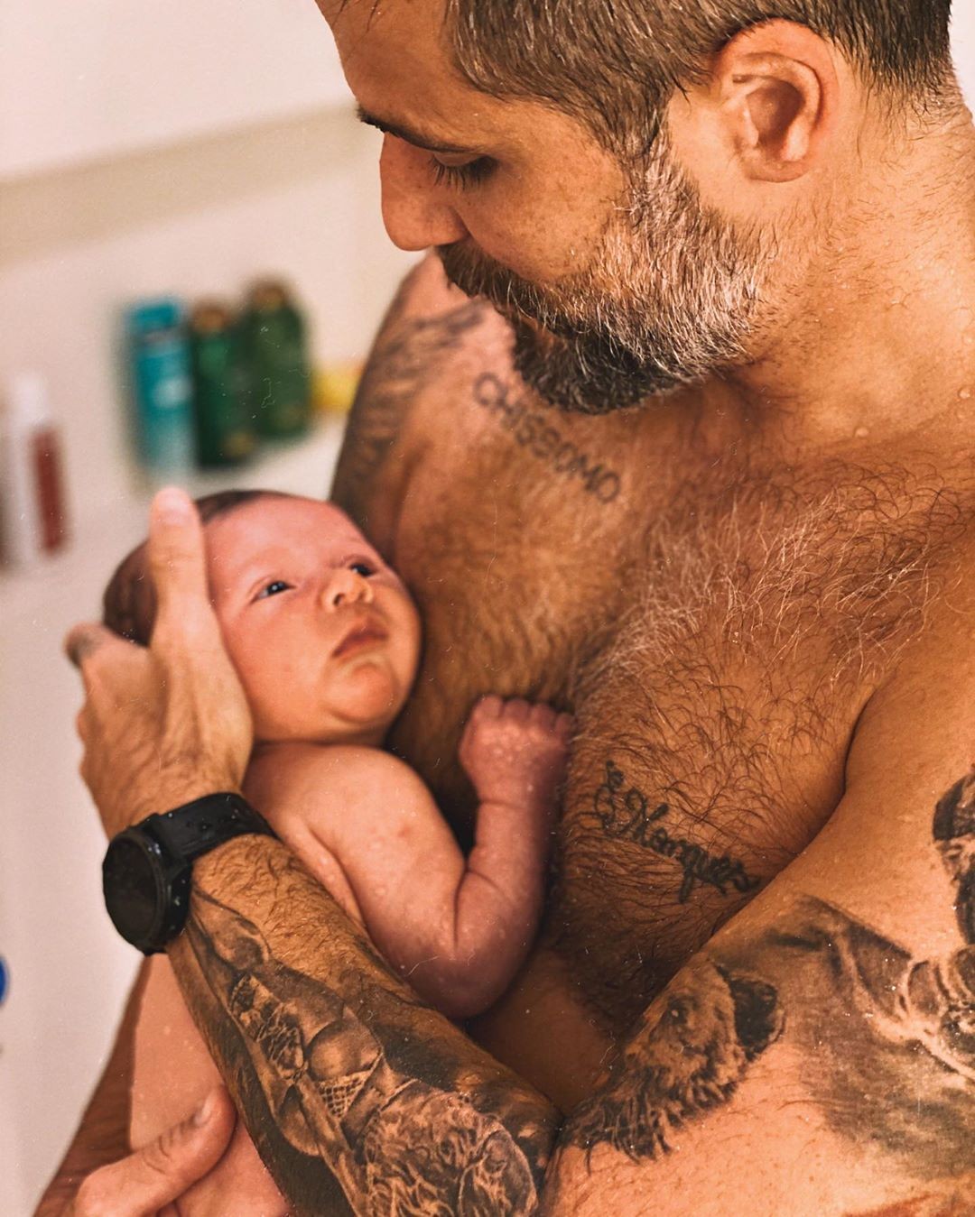 Com Zyan nos braços, Bruno Galiasso aparece em lindo clique embaixo do chuveiro (Foto: Reprodução/Instagram)
