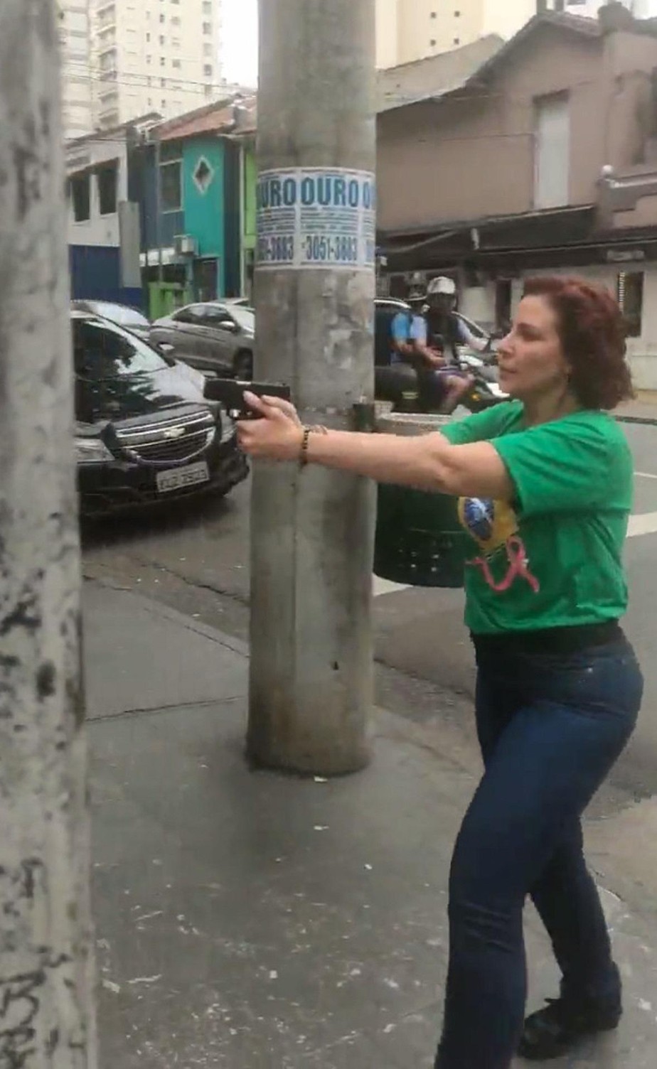 Deputada federal reeleita Carla Zambelli (PL-SP) aponta arma para homem em São Paulo Reprodução/Twitter