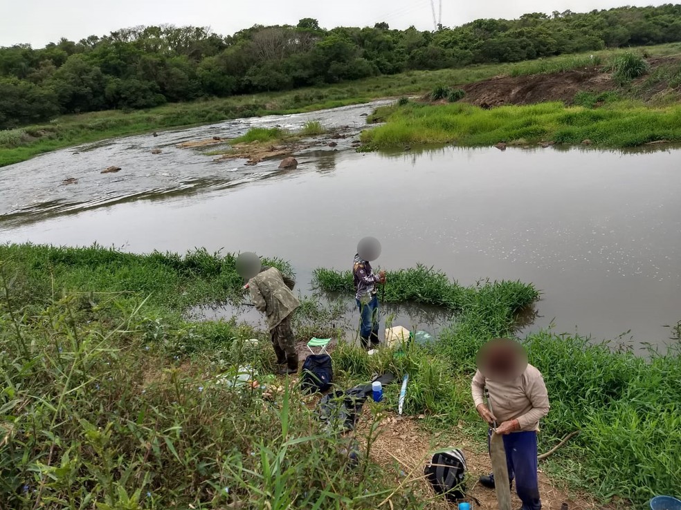 Pescadores foram multados por pescar em local proibido em Taciba — Foto: Polícia Militar Ambiental