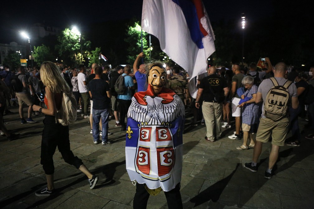 Manifestantes protestam contra o governo e o colapso no sistema de saúde da Sérvia no sábado (11) — Foto: Oliver Bunic/AFP