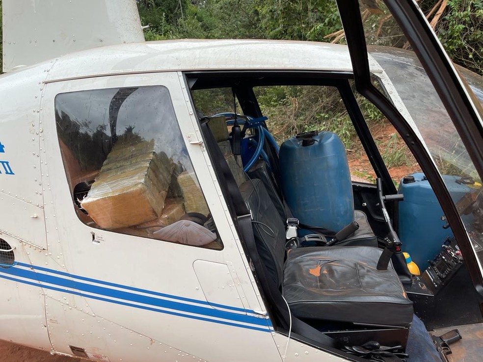 PF apreende helicóptero com cerca de 200 quilos de cocaína após pouso forçado entre Assis e Paraguaçu Paulista — Foto: Polícia Federal/Divulgação