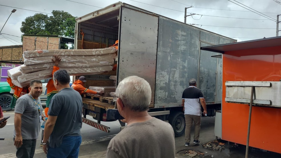 Colchões chegam para serem doados à famílias atingidas pela tragédia — Foto: Marcelo Moreira/Rede Amazônica