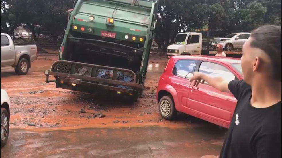 Caminhão de lixo atola em Vicente Pires, no DF — Foto: Arquivo pessoal
