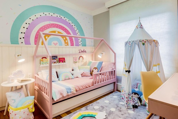 Henri Castelli revela novo quarto supercolorido da filha  (Foto: Divulgação)