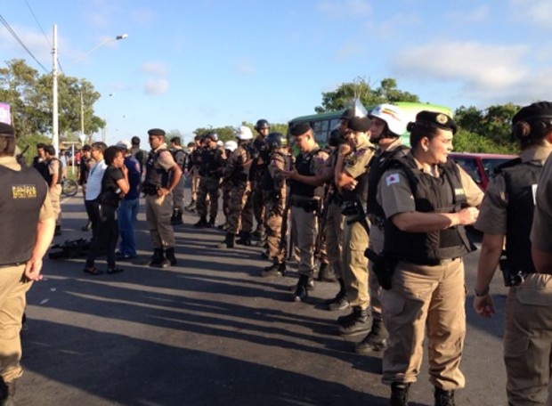Polícia Militar forma cordão de isolamento na LMG-808 (Foto: Wendel Teixeira/TV Globo)