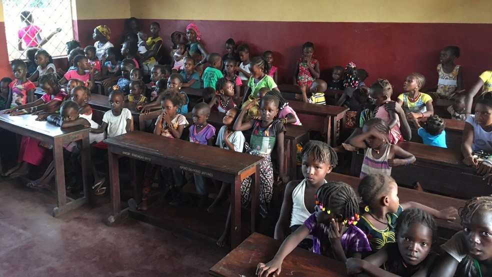 Crian&ccedil;as da caomunidade de Gabu, em Guin&eacute;-Bissau, recebem bonecas feita por psic&oacute;loga (Foto: Arquivo Pessoal)