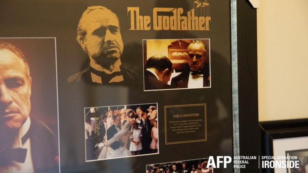 Entre os itens apreendidos estavam cartazes do filme O Poderoso Chefão — Foto: Polícia Federal da Austrália