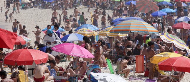 Banhistas lotaram as praias cariocas no domingo de sol