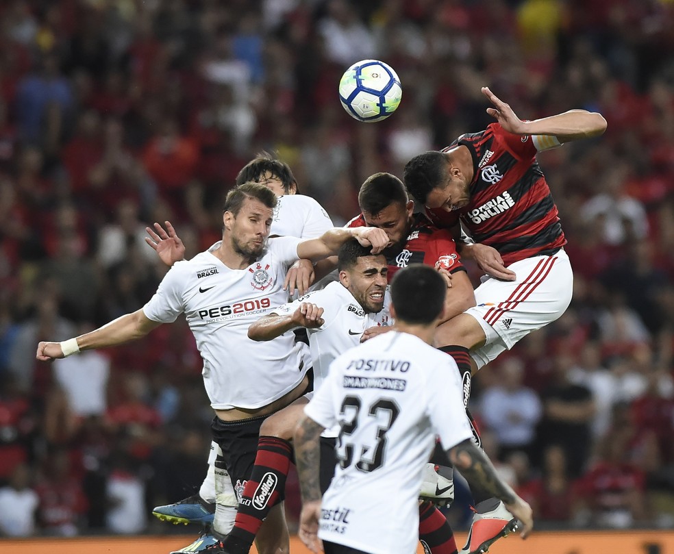 L&eacute;o Duarte e R&eacute;ver disputam mesma jogada: Flamengo abusou das bolas a&eacute;reas &mdash; Foto: Andr&eacute; Dur&atilde;o