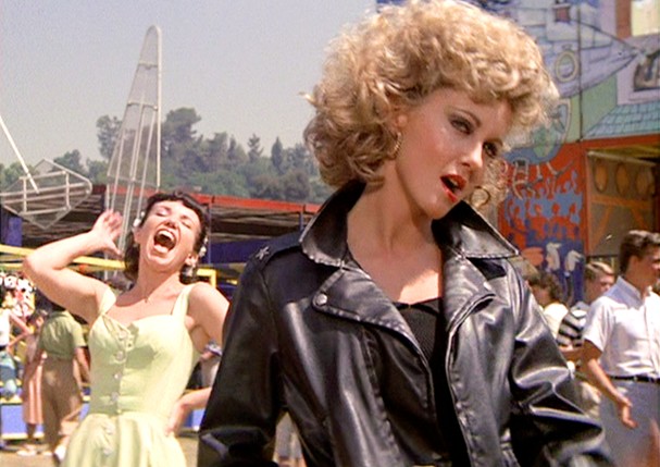 LOS ANGELES - JUNE 16: The movie "Grease", directed by Randal Kleiser. Seen here from left, Jamie Donnelly as Jan and Olivia Newton-John (in foreground, wearing tight black) as Sandy.  Initial theatrical release of the film, June 16, 1978. Screen capture. (Foto: CBS via Getty Images)