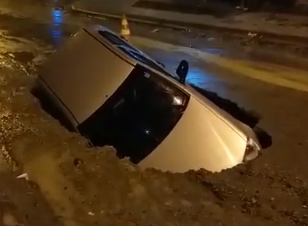 Carro cai em buraco em Niterói — Foto: Reprodução