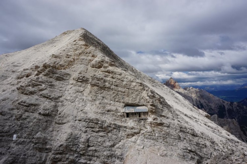 Vista de longe, ela parece imperceptível em meio às montanhas rochosas — Foto: Unbelievable Facts / Reprodução