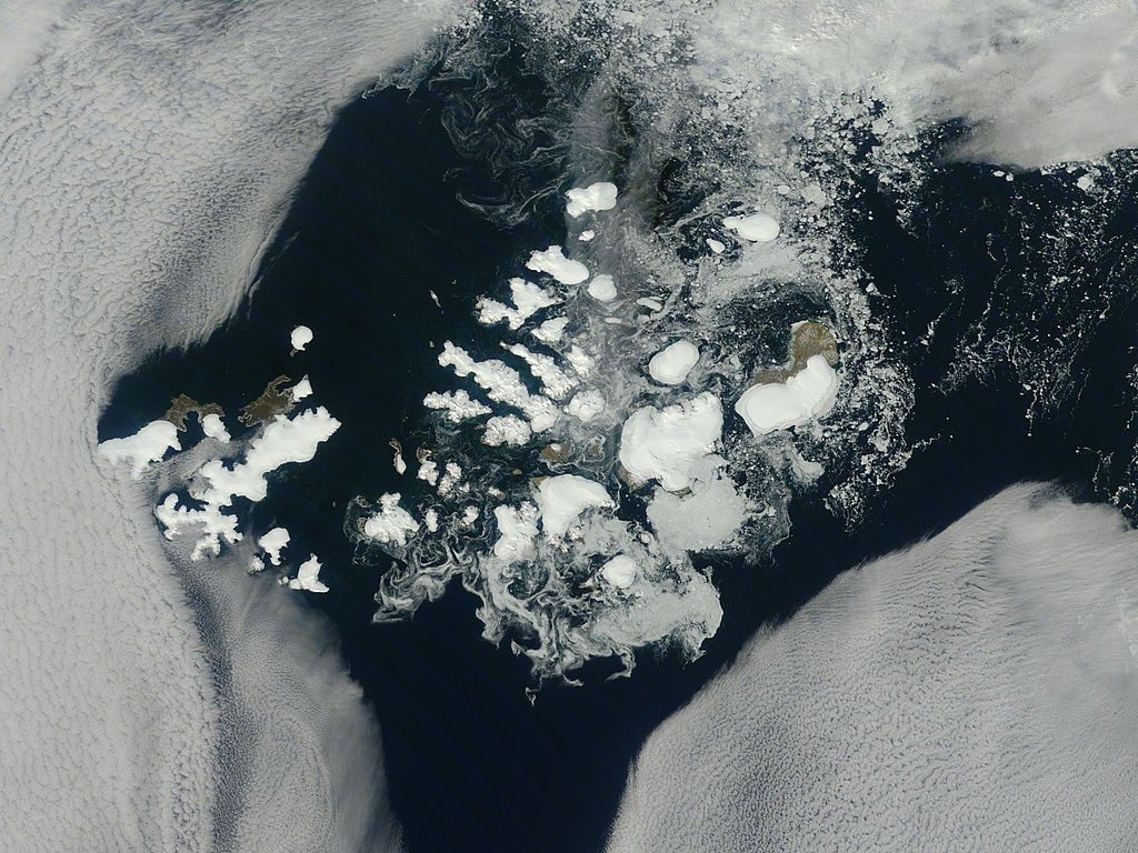 Feita em 2007, imagem de satélite do arquipélago Terra de Francisco José ainda mostra geleiras (Foto: Wikimedia Commons)
