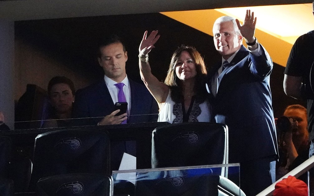 O vice-presidente dos EUA, Mike Pence, e sua mulher, Karen Pence, acenam para o público que aguarda o início do discurso de Trump no Amway Center, em Orlando, na terça-feira (18) — Foto: Reuters/Carlo Allegri