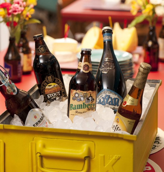 Garrafas de cervejas importadas dentro de uma gaveta amarela de metal com gelo (Foto: Iara Venanzi / Editora Globo)