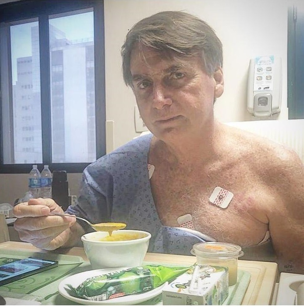 Bolsonaro almoça no hospital neste sábado (9) — Foto: Redes sociais