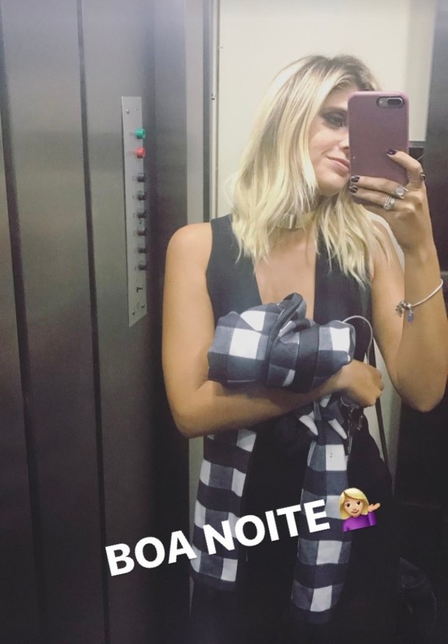 "Boa noite", escreveu Marina Pumar ao postar selfie no elevador do prédio onde mora no Rio. A loira saiu da mansão onde acontecia o after de Bieber na manhã desta quinta-feira (30) (Foto: Instagram/Reprodução)