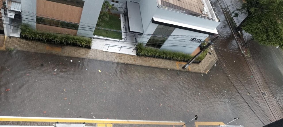 Alagamento na Rua Enéas Reis, em Petrópolis, Natal — Foto: Cedida