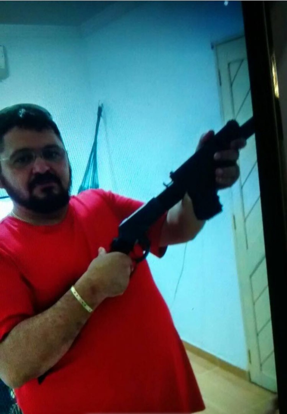 Foto de Wilson Jales empunhando arma está anexada aos inquéritos que apuram os assassinatos dos quais ele é suspeito de ser o mandante Oeste potiguar — Foto: Cedida/Polícia Civil