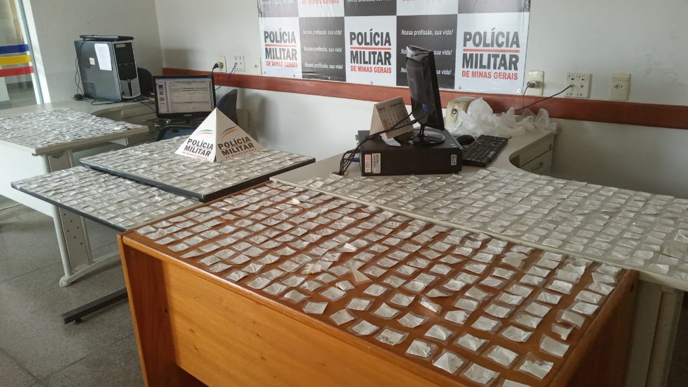 Casal é preso com 900 papelotes de cocaína na BR-354 em Cana Verde (MG) — Foto: Divulgação/Polícia Militar