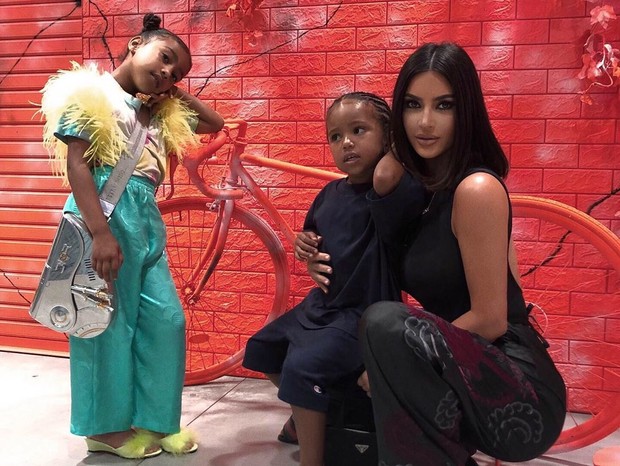 Kim Kardashian, North West e Saint West (Foto: Instagram/Reprodução)