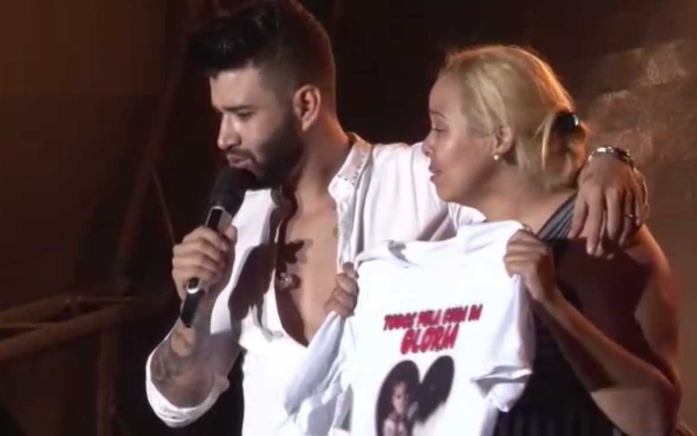 Gusttavo Lima levou fÃ£ ao palco e abriu mÃ£o de parte do cachÃª de show na PecuÃ¡ria de GoiÃ¢nia â€” Foto: ReproduÃ§Ã£o