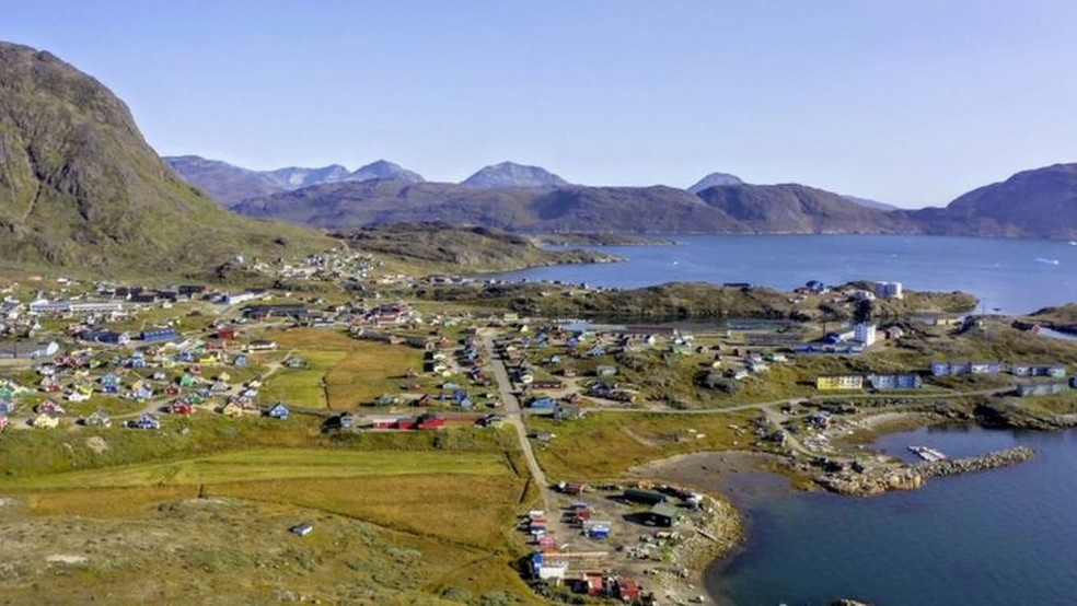 Moradores da cidade de Narsaq, próximos às minas de Kvanefjeld, estão preocupados com o projeto — Foto: Greenland Minerals LTD/Handout via Reuters