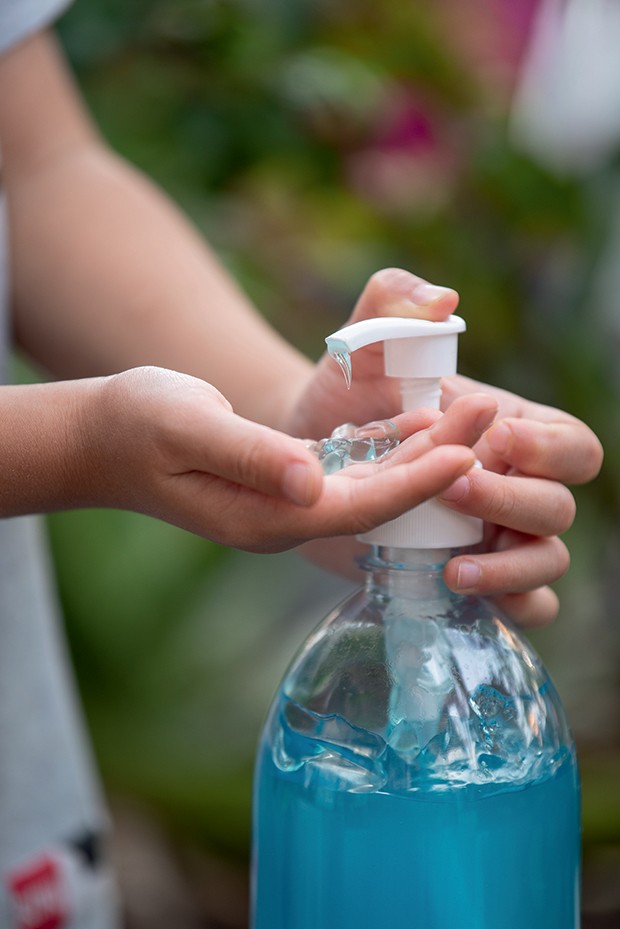 Criança usando álcool em gel (Foto: )